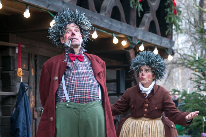 Auf der Winterbühne im Schlosshof spielt das Wandertheater Schwalbe spielt Hase und Igel